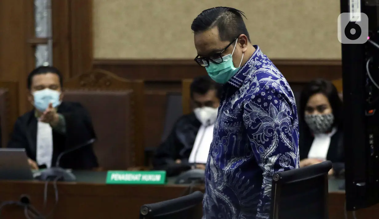 Terdakwa kasus dugaan suap penghapusan red notice atas nama Djoko S Tjandra, Brigjen (Pol) Prasetijo Utomo (kanan) saat menjalani sidang pembacaan tuntutan di Pengadilan Tipikor Jakarta, Senin (8/2/2021). Prasetijo Utomo dituntut 2,5 tahun penjara, denda Rp 100 Juta. (Liputan6.comHelmi Fithriansyah)
