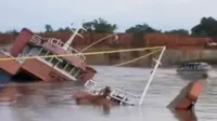 Sebuah kapal bermuatan ratusan ton bahan peledak dan detonator tenggelam di Sungai Barito, Kalimantan Selatan.