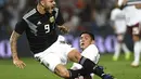 Ekspresi Mauro Icardi yang meringis kesakitan saat dilanggar pemain timnas Meksiko Meksiko pada laga persahabatan yang berlangsung di stadion Malvinas, Rabu (21/11). Argentina menang 2-0 atas Meksiko (AFP/Andres Larrovere)