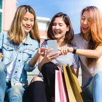 Ilustrasi perempuan melihat smartphone. (c) Tirachard/Depositphotos.com