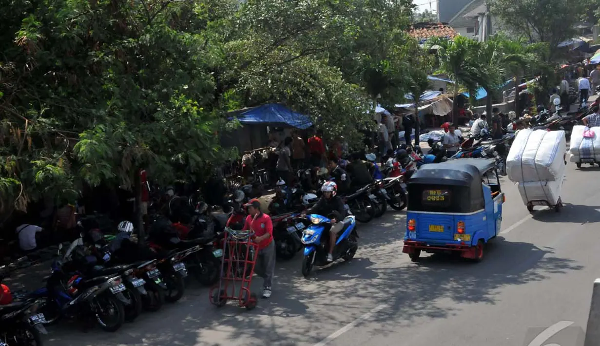 Para pengendara ini mengaku lebih praktis memarkir kendaraan di tepi jalan daripada harus di tempat parkir, Jakarta, Rabu (24/9/2014) (Liputan6.com/Johan Tallo)