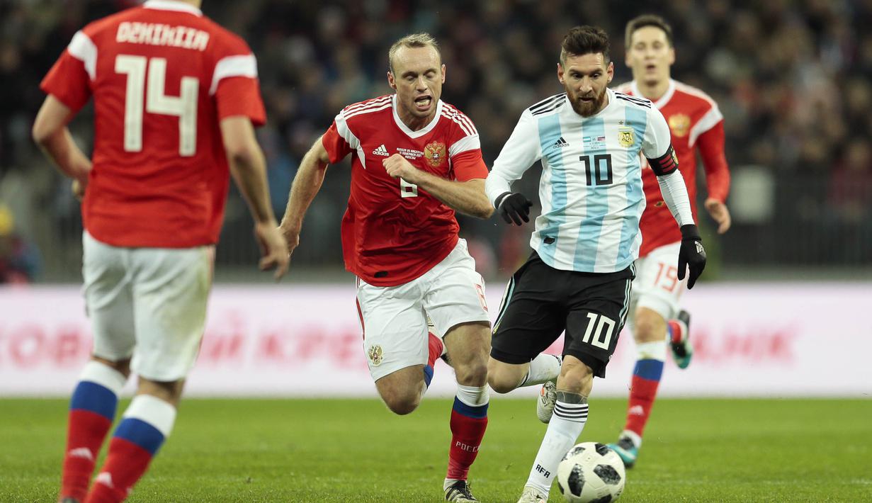 Bintang Argentina, Lionel Messi, berusaha melewati kepungan pemain Rusia pada laga persahabatan jelang Piala Dunia 2018 di Stadion Luzhniki, Moskow, Sabtu (11/11/2017). Rusia kalah 0-1 dari Argentina. (AP/Ivan Sekretarev)
