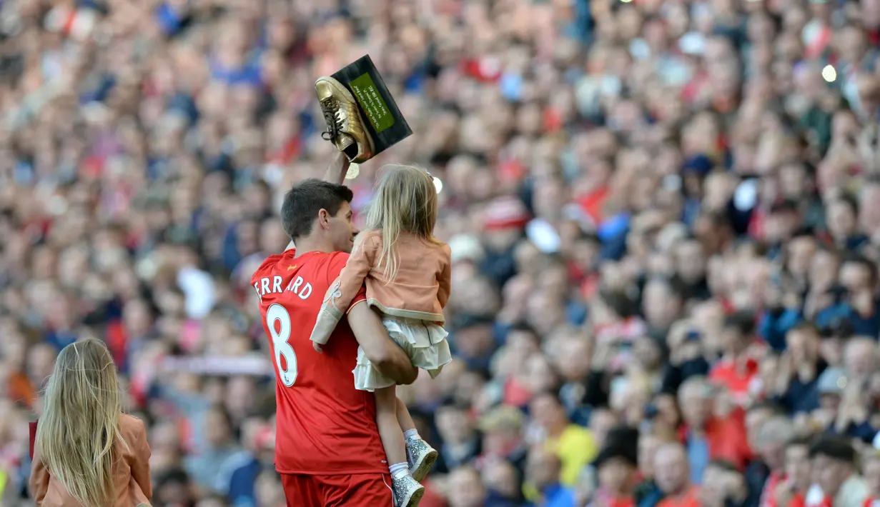 Steven Gerard memberikan salam perpisahan kepada suporter Liverpool setelah laga terakhir Liga Inggris melawan Crystal Palace di Stadion Anfield, Liverpool, (16 Mei 2015). (AFP/Oli Scarff).