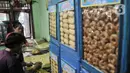 Pekerja saat menyelesaikan produksi kue kering di industri rumahan Pusaka Kwitang, Jakarta, Kamis (6/4/2023). (merdeka.com/Iqbal S Nugroho)