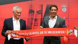 Mourinho sebelumnya menganggur setelah meninggalkan Fenerbahce pada akhir Agustus. Ironisnya, ia kalah dari Benfica di babak kualifikasi Liga Champions sebelum hengkang. (AP Photo/Ana Brigida)