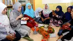 Artis Chacha Frederica mencoba nasi tumpeng saat menjadi juri lomba masak di Rumah Amalia, Cildeug, Kota Tangerang, Minggu (9/9). Kegiatan bersama warga sekitar dan anak yatim piatu mengusung tema Meraih Mimpi. (Liputan6.com/Fery Pradolo)