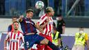 Pemain Atletico Madrid, Hector Herrera, duel udara dengan pemain Levante, Nemanja Radoja, pada laga La Liga di Stadion Camilo Cano, Selasa (23/6/2020). Atletico Madrid menang 1-0 atas Levante. (AFP/Jose Jordan)
