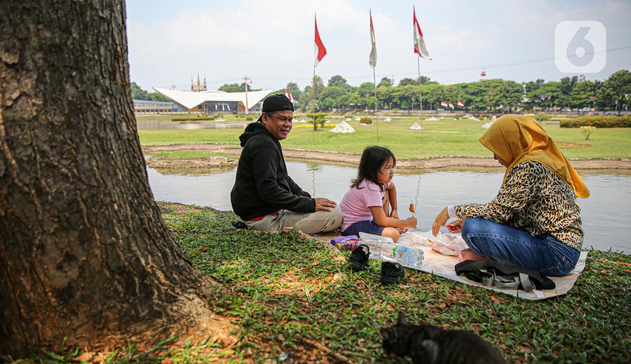 Wisatawan bersantai saat mengunjungi TMII, Jakarta, Kamis (20/8/2020). Libur panjang yang bertepatan tahun baru islam di manfaatkan masyarakat bersama keluarga  berlibur ke sejumlah tempat wisata. (Liputan6.com/Faizal Fanani)