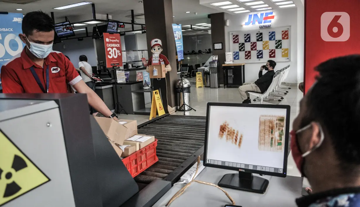 Petugas memasukkan paket ke dalam mesin X-Ray sebelum dikirim melalui jasa ekspedisi JNE di Tomang, Jakarta, Selasa (29/12/2020). Penggunaan jasa ekspedisi atau kurir meningkat hingga 85 persen selama pandemi COVID-19. (merdeka.com/Iqbal S. Nugroho)