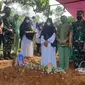 KASAD Jenderal Dudung Abdurahman bersama istri tengah melakukan tabur bunga di makam Handi Saputra, warga Cijolang Garut, korban tabrak lari 3 oknum TNI - AD beberapa waktu lalu. (Liputan6.com/Jayadi Supriadin)