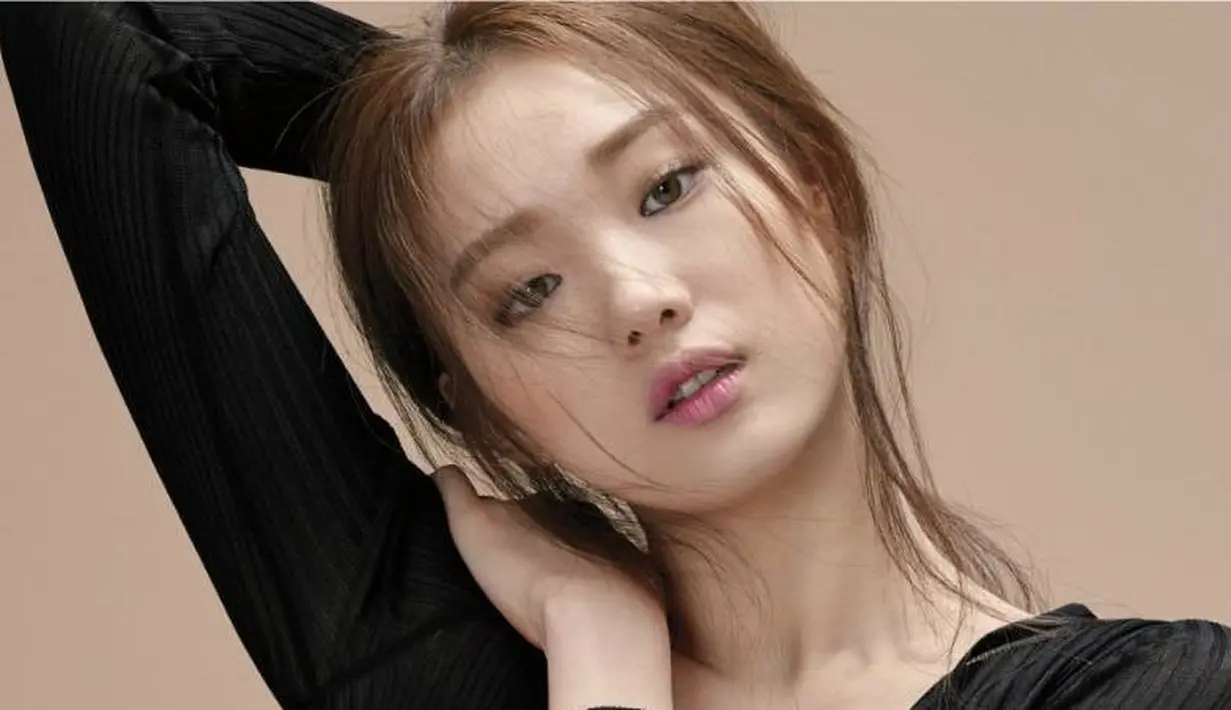 Lee Sung Kyung mempunyai warna mata coklat, banyak orang mengira jika ia memakai soft lens. (Foto: allkpop.com)