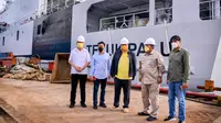 Menteri Koordinator Perekonomian Airlangga Hartarto saat mengunjungi salah satu galangan kapal nasional yaitu PT Daya Radar Utama (DRU) Shipyard yang berlokasi di daerah Srengsem, Kota Bandar Lampung. (Sumber: ekon.go.id)