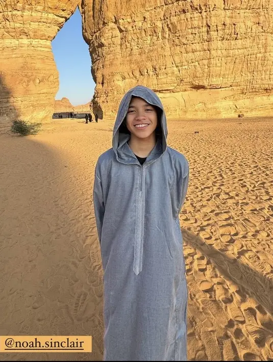 Masih di Al Ula, Noah mengenakan gamis warna abu-abu yang dilengkapi hoodie. Dipadukan inner putih. [@itsmebcl]