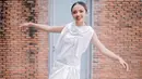 Lyodra sendiri memang cukup aktif mengunggah gaya OOTD di akun Instagram pribadinya. Penampilannya dengan dress berwarna putih ini juga membuatnya terlihat menawan. (Liputan6.com/IG/@lyodraofficial)