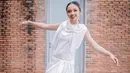 Lyodra sendiri memang cukup aktif mengunggah gaya OOTD di akun Instagram pribadinya. Penampilannya dengan dress berwarna putih ini juga membuatnya terlihat menawan. (Liputan6.com/IG/@lyodraofficial)