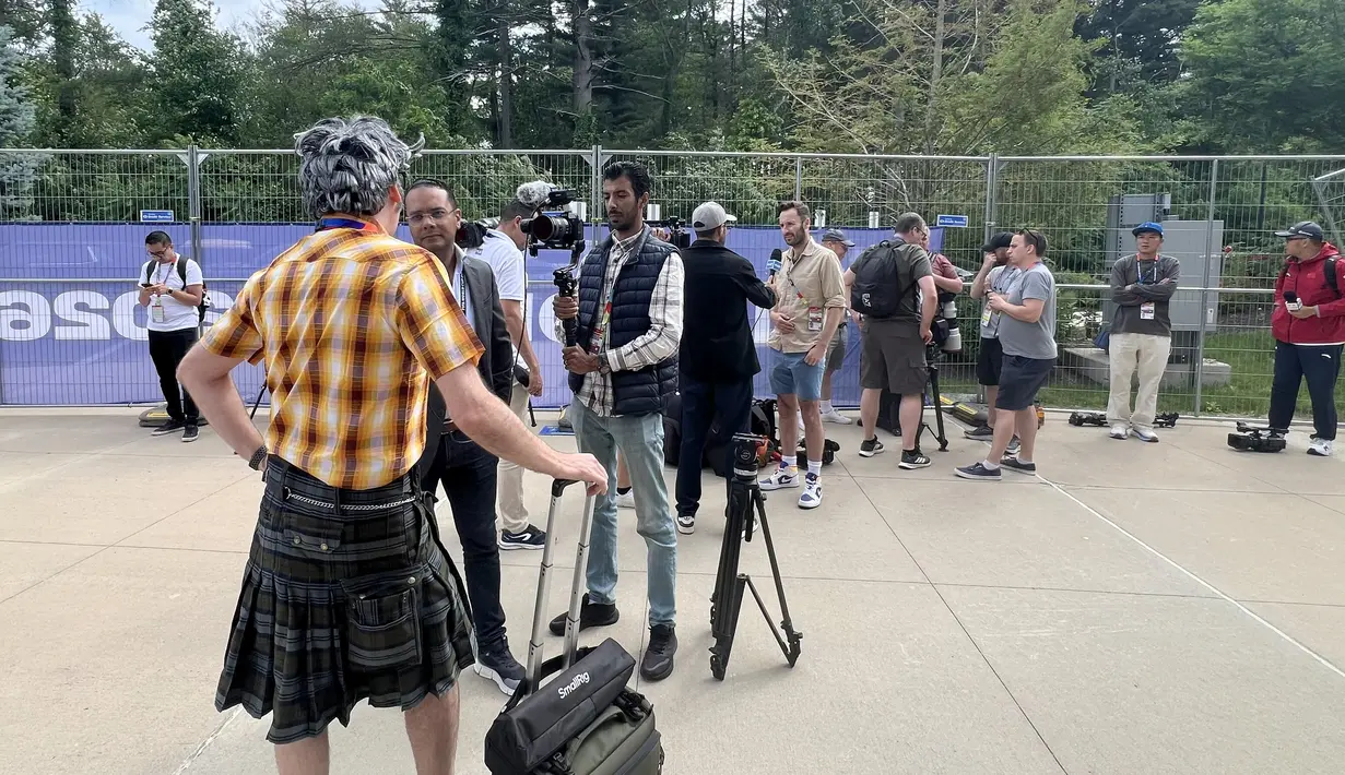 Sejumlah jurnalis dari berbagai negara menunggu dimulainya sesi latihan resmi Timnas Skotlandia di New England Revolution Training Center, Foxborough, Boston, Amerika Serikat, Kamis (18/6/2026). Mereka bersiap meliput persiapan tim menjelang laga lanjutan Grup C Piala Dunia 2026. (KLY Sports/Hery Kurniawan)