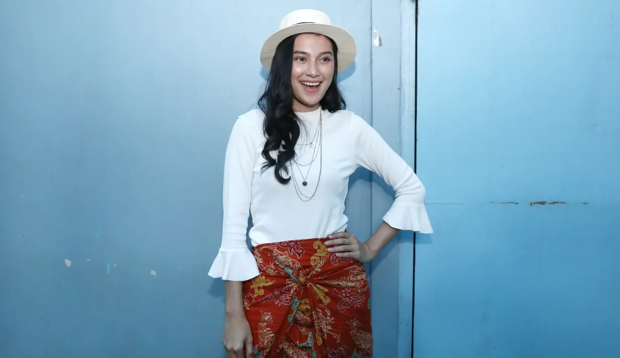 Kesalahan mengenakan kostum saat menghadiri acara penghargaan itu membuatnya malu hingga kini. Padahal, kejadian itu telah beberapa tahun lalu. Hal itu yang dialami oleh pemeran dalam film Takut Kawin. (Nurwahyunan/Bintang.com)