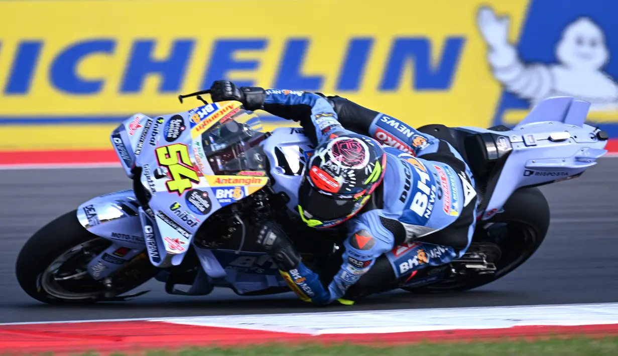 Pembalap tim BK8 Gresini Racing,  Fermin Aldeguer berlaga pada balapan MotoGP Indonesia 2025 di Sirkuit Mandalika, Lombok, pada Minggu (5/10/2025). (AFP/Sonny Tumbelaka). (AFP/Sonny Tumbelaka).