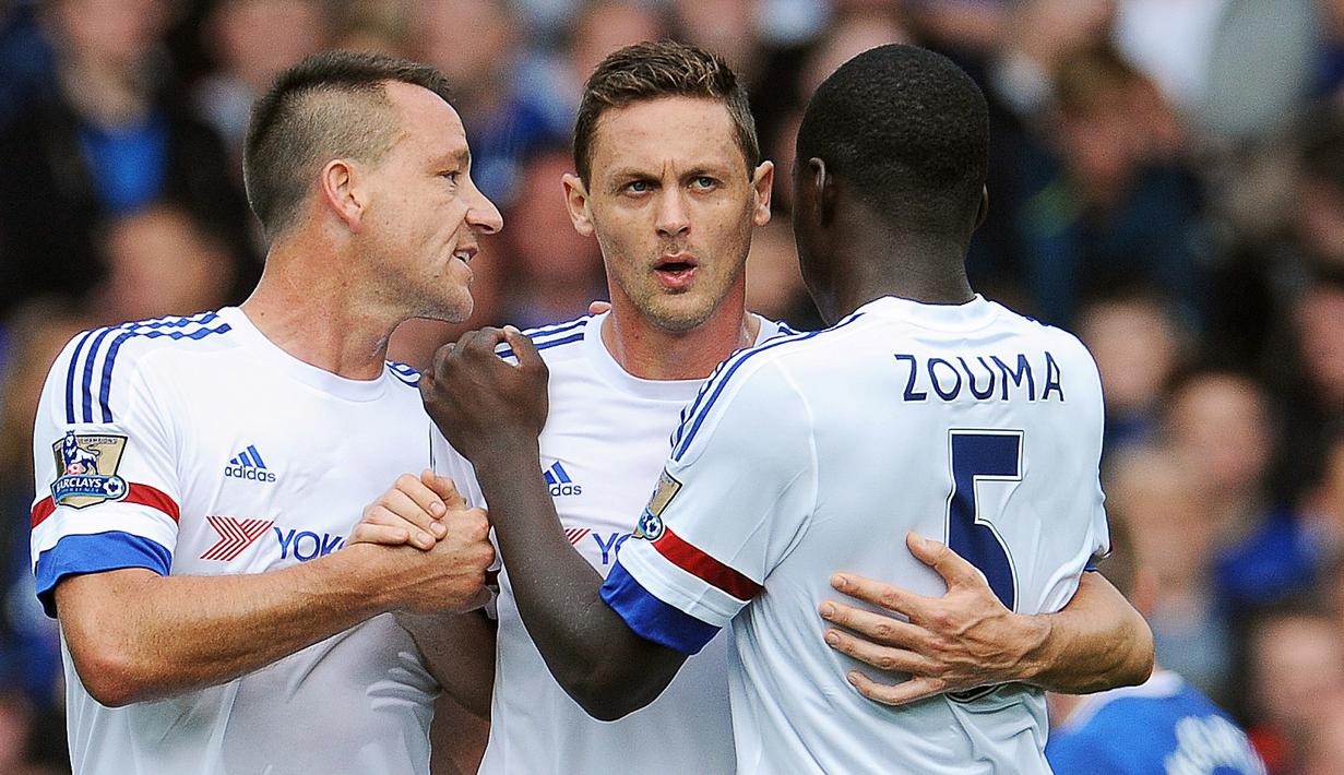 Pemain Chelsea, Nemanja Matic (tengah), merayakan gol yang dicetaknya ke gawang Everton dalam lanjutan Liga Premier Inggris di Stadion Goodison Park. Sabtu (12/9/2015). (EPA/Peter Powell)