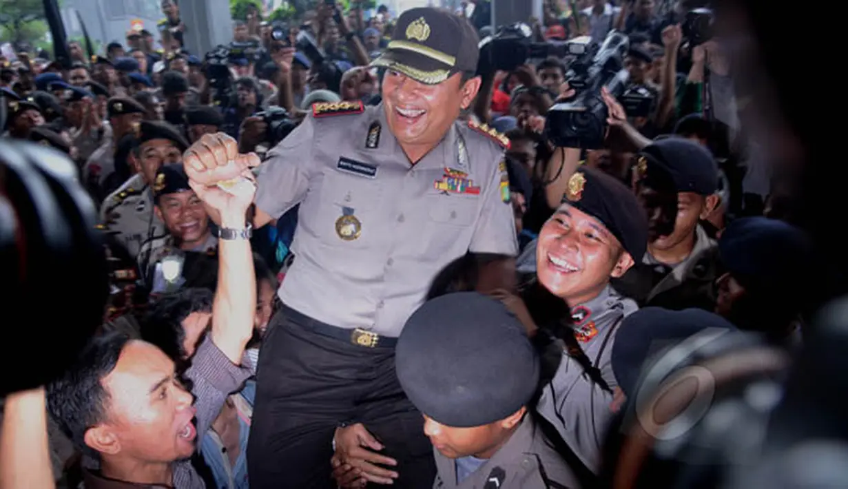 Kapolres Jakarta Selatan Kombes Pol Wahyu Adiningrat terlihat diangkat oleh anggota polisi lainnya di Pengadilan Negeri Jakarta Selatan, Senin (16/2/2015). PN Jaksel menerima permohonan gugatan Komjen Budi Gunawan. (Liputan6.com/Johan Tallo)