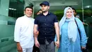 Ridho keluar RSKO didampingi oleh kedua orangtuanya, H. Rhoma Irama dan Marwah Ali. Ridho tampak sumringah keluar dari lobby rumah sakit sekitar pukul 15.48 WIB. (Nurwahyunan/Bintang.com)