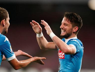 Striker Napoli, Dries Mertens, mencetak hattrick saat Napoli membungkam Bologna 6-0 dalam laga Serie A Italia di Stadion San Paolo, Naples, Rabu (20/4/2016) dini hari WIB. (AFP/Carlo Hermann)