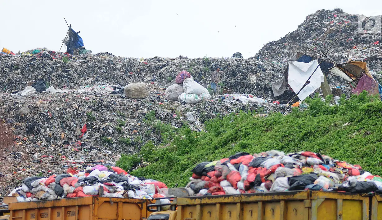 <p>Truk DLH Kabupaten Bekasi melintas di tempat pembuangan akhir (TPA) Burangkeng, Bekasi, Jawa Barat, Selasa (22/1). Luas TPA milik Pemkab Bekasi yang terletak di Kecamatan Setu tersebut sekitar 11,6 hektare. (Liputan6.com/Herman Zakharia)</p>