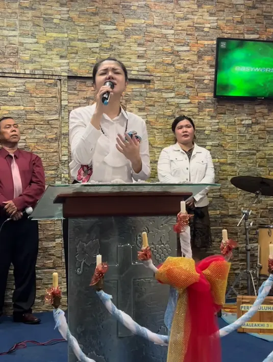 Tina Toon resmi menjadi istri tahun ini, saat merayakan Natal meski tak terlihat sang suami. Natal tahun ini pun ia tampil mengenakan kemeja putih lengan panjang. [@tinatoon101]