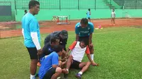 Striker muda Arema FC, Dedik Setiawan mengalami cedera dalam latihan Selasa (5/9/2017) sore di Stadion Gajayana Malang. (Bola.com/Iwan Setiawan)