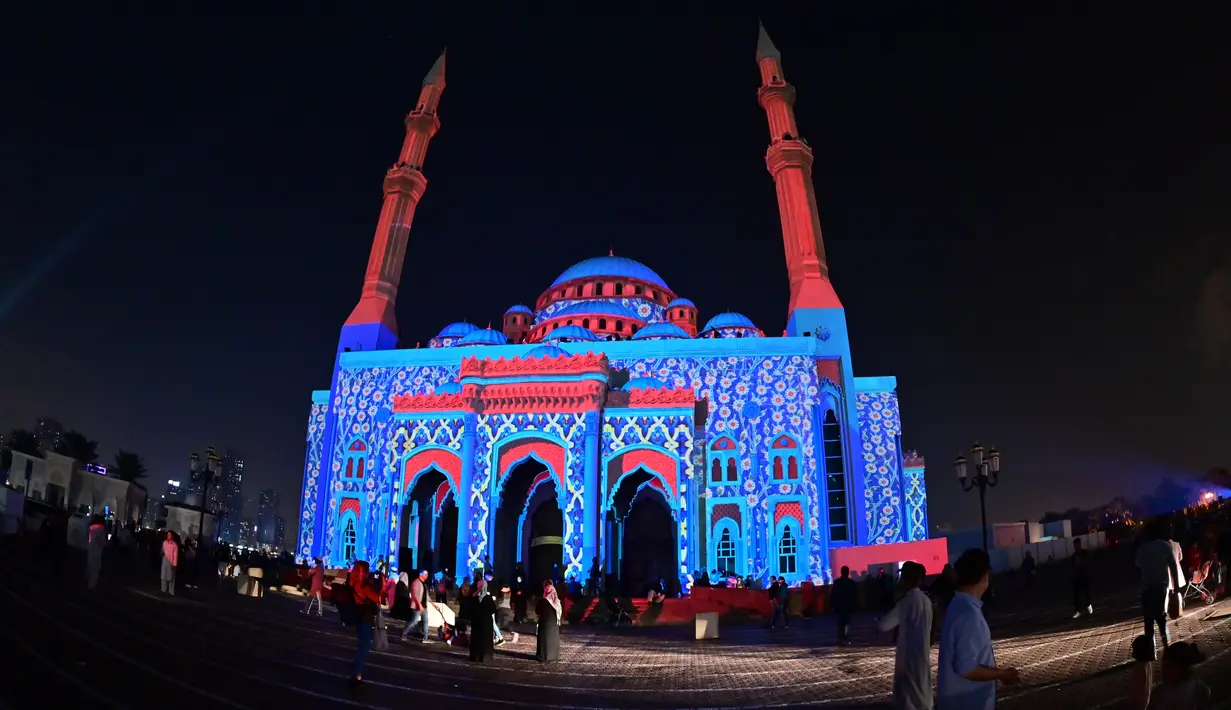 Masjid Al-Noor menyala dalam tampilan penuh warna pada Festival Cahaya Sharjah di Uni Emirat Arab pada 7 Februari 2020. Festival yang diselenggarakan setiap tahunan sudah memasuki tahun kesepuluh ini sukses memikat wisatawan lokal maupun asing. (Photo by GIUSEPPE CACACE / AFP)