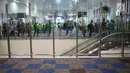 Calon penumpang antre untuk masuk pesawat melalui boarding gate di terminal baru Bandara Internasional Ahmad Yani Semarang, Rabu (6/6). Terminal yang dibangun dengan investasi sebesar Rp2,2 triliun tersebut mulai beroperasi hari ini. (Liputan6.com/Gholib)