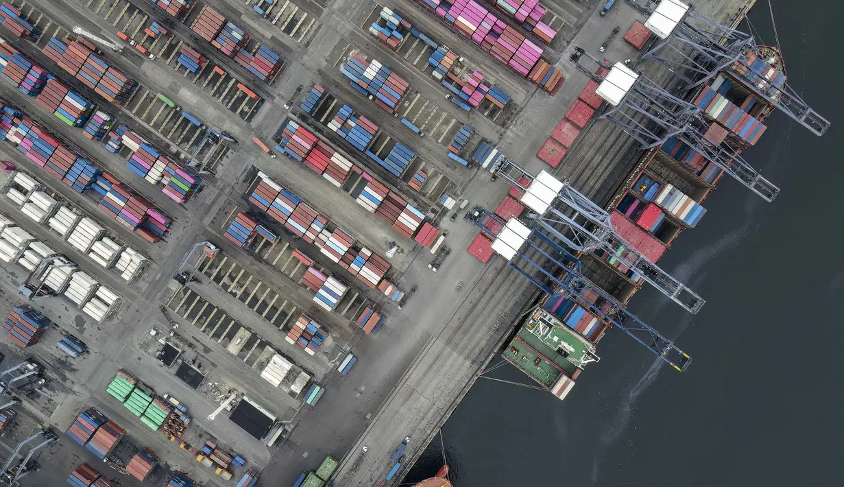 Secara khusus, pada Desember 2025 neraca perdagangan barang Indonesia mencatat surplus sebesar 2,51 miliar dollar AS. Tampak foto udara menunjukkan aktivitas bongkar muat peti kemas di Jakarta International Container Terminal, pada Rabu 4 Februari 2026. (BAY ISMOYO/AFP)