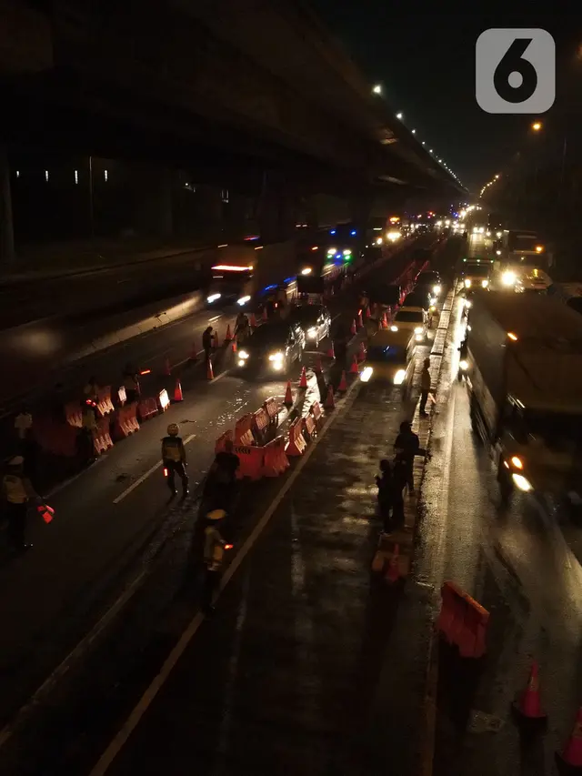 Pemeriksaan Larangan Mudik di Pintu Tol Cikarang Barat