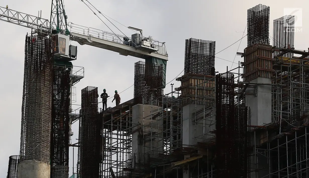 Pekerja menyelesaikan konstruksi baja untuk bangunan bertingkat di Jakarta, Jumat (5/4). Kementerian Perindustrian menargetkan produksi baja nasional mencapai 17 juta ton pada 2019. (Liputan6.com/Immanuel Antonius)