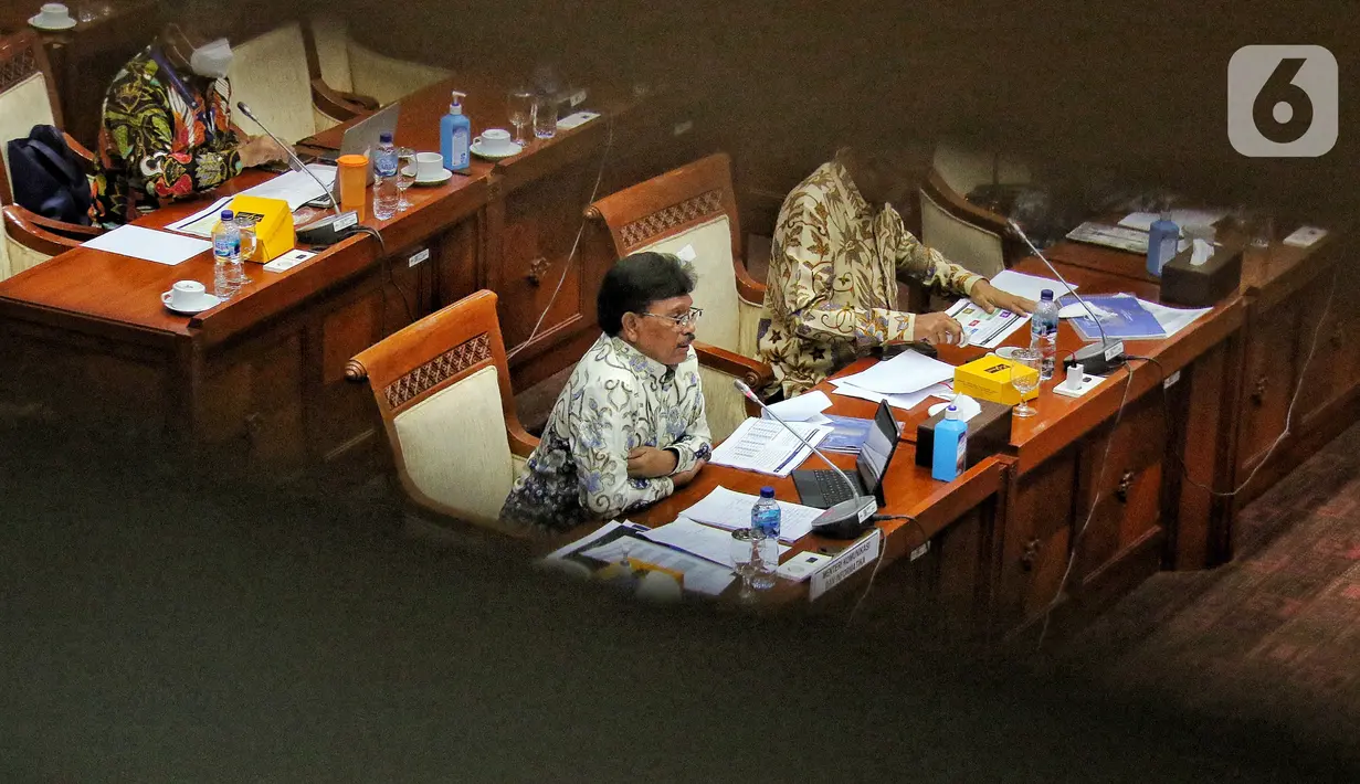 Menkominfo Johnny G. Plate saat mengikuti rapat kerja dengan Komisi I DPR terkait evaluasi pelaksanaan Analog Switch Off (ASO) di Kompleks Parlemen Senayan, Jakarta, Rabu (23/11/2022). Dalam rapat tersebut Johnny G. Plate menyampaikan bahwa sebanyak 77 lembaga penyiaran telah bersiaran seluruhnya secara digital dan 503 lembaga penyiaran bersiaran secara analog dan digital. (Liputan6.com/Angga Yuniar)