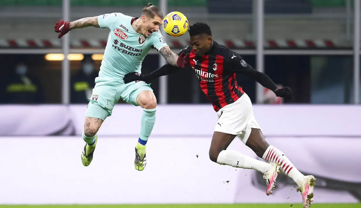 Pemain Torino, Lyanco, menyundul bola saat melawan AC Milan pada laga Liga Italia di Stadion San Siro, Sabtu (9/1/2021). AC Milan menang dengan skor 2-0. (Fabio Ferrari/LaPresse via AP)