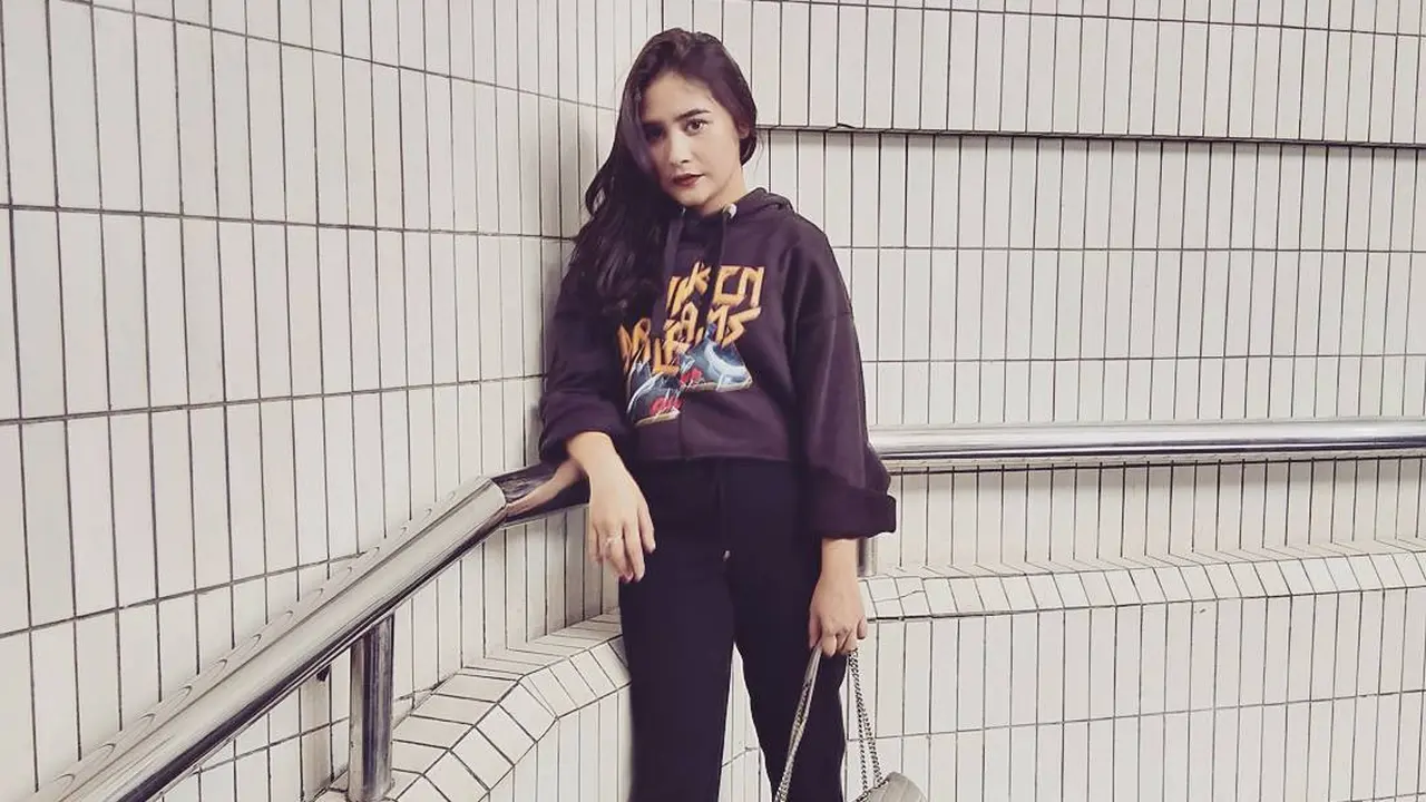 [Bintang] Seleb Pakai Sneakers