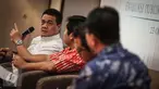 Anggota DPR Fraksi Gerindra, Riza Patria (kiri) memberikan paparan terkait hasil survei evaluasi publik dua tahun kinerja pemerintahan Joko Widodo-Jusuf Kalla (Jokowi-JK) di Jakarta, Minggu (23/10). (Liputan6.com/Faizal Fanani)
