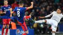 Gelandang CSKA Moscow, Georgi Milanov, berebut bola dengan gelandang Manchester United, Jesse Lingard, pada laga Liga Champions di Stadion VEB Arena, Moskow, Rabu (27/9/2017). CSKA kalah 1-4 dari MU. (AFP/Kirill Kudryavtsev)