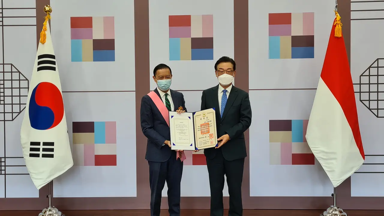 Penyerahan Penghargaan Gwanghwa Medal kepada Thomas Lembong. (Dok: Kedutaan Besar Republik Korea Selatan)