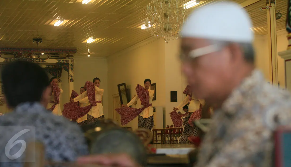 Penari berlatih membawakan tarian Bedhaya Angron Agung untuk pelaksanaan prosesi jumenengan atau penobatan Paku Alam X, DI Yogyakarta, Selasa (5/1). Jumenengan KBPH Prabu Suryodilogo menjadi KGPAA Paku Alam X digelar pada 7 Januari 2016 (Boy Harjanto)