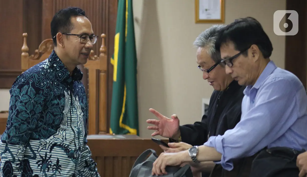 Terdakwa dugaan korupsi pengadaan alat kesehatan di Pemprov Banten dan Pemkot Tangsel serta Tindak Pidana Pencucian Uang, Tubagus Chaeri Wardana (kiri) bersama penasehat hukumnya usai menjalani sidang, Pengadilan Tipikor Jakarta, Kamis (12/12/2019). Sidang ditunda. (Liputan6.com/Helmi Fithriansyah)