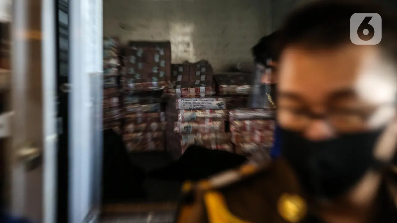 FOTO: Tumpukan Uang Barang Bukti Kasus Honggo Wendratno