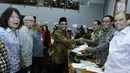 Musisi yang tergabung dalam Kami Musik Indonesia Glenn Fredly bersalaman saat menghadiri pertemuan dengan Badan Legislasi DPR di kompleks Parlemen, Senayan, Jakarta, Rabu (7/6).  (Liputan6.com/Herman Zakharia)