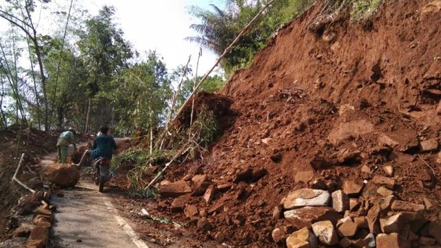 Tumpukan material longsor menutupi jalan raya Garumukti - Linggarjati, Kecamatan Pamulihan Garut, Jawa Barat