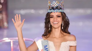 Miss Meksiko Vanessa Ponce de Leon, 26 tahun, tersenyum sambil melambaikan tangan setelah  terpilih menjadi pemanang Miss World 2018 ke-68 di Sanya di Pulau Hainan, Tiongkok (8/12). (AFP Photo/Greg Baker)