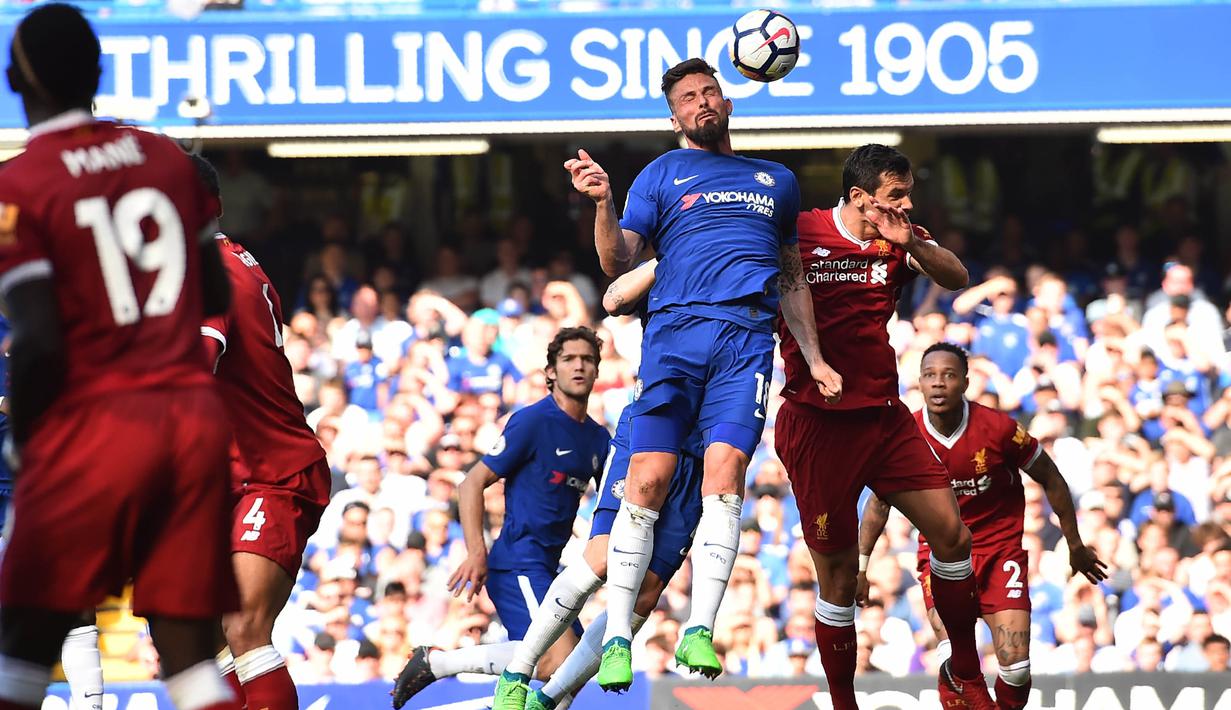 Striker Chelsea, Olivier Giroud, berusaha membobol gawang Liverpool pada laga Premier League di Stadion Stamford Bridge, London, Minggu (6/5/2018). Chelsea menang 1-0 atas Liverpool. (AFP/Glyn Kirk)