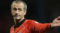 Referee Martin Atkinson gestures on December 20, 2011 during an English Premier League football match between Blackburn Rovers and Bolton Wanderers at Ewood Park in Blackburn, northwest England. AFP PHOTO / PAUL ELLIS