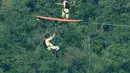 Pecinta olahraga ekstreem melompat dari papan selancar saat mencoba Flying Frenchies di pegunungan Vercors, Perancis, Rabu (9/11). (REUTERS/ redbullcontentpool)
