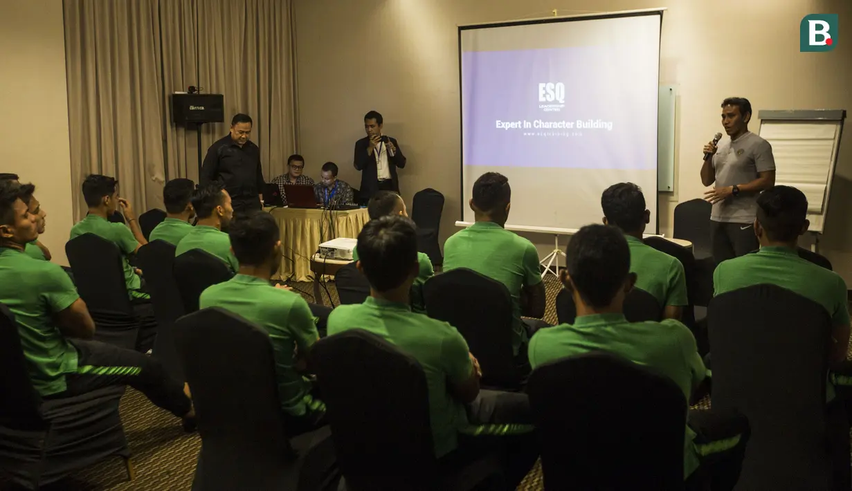 Pelatih Timnas Indonesia, Bima Sakti, bersama para pemain mengikuti sesi ESQ di Hotel Grand Zuri, Jawa Barat, Senin (5/11). Materi ESQ diberikan jelang turnamen Piala AFF 2018. (Bola.com/Vitalis Yogi Trisna)